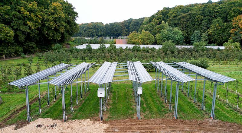 Drohnenaufnahme von Daniel F. Eisel, LandSchafftEnergie: AgriPV-Anlage am Obstinformationszentrum Fränkische Schweiz in Hiltpoltstein.