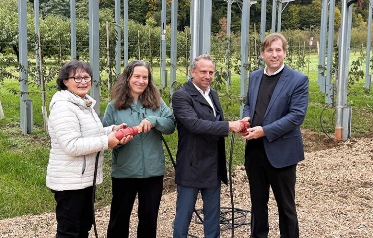 Bild ENERGIEregion Nürnberg e.V.: v.l.n.r.: Bürgermeisterin Schulze-Bauer, stellv. Vorstandsvorsitzende «Unser Klimafonds» Sabine Bock, Staatsminister für Umwelt und Verbraucherschutz Thorsten Glauber, Landrat Dr. Hermann Ulm