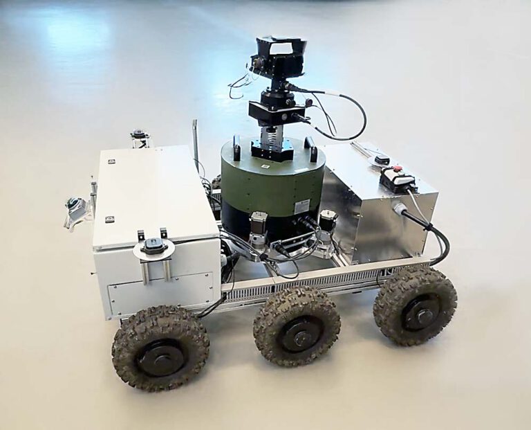«RobInspec», Roboter zur Überwachung und Prüfung von großen PV-Anlagen.