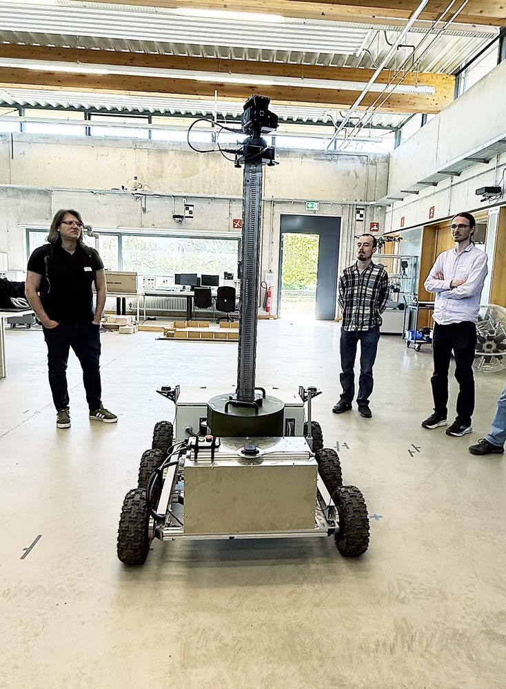 «RobInspec» stellt sich vor: Roboter zur Überwachung und Prüfung von großen PV-Anlagen.